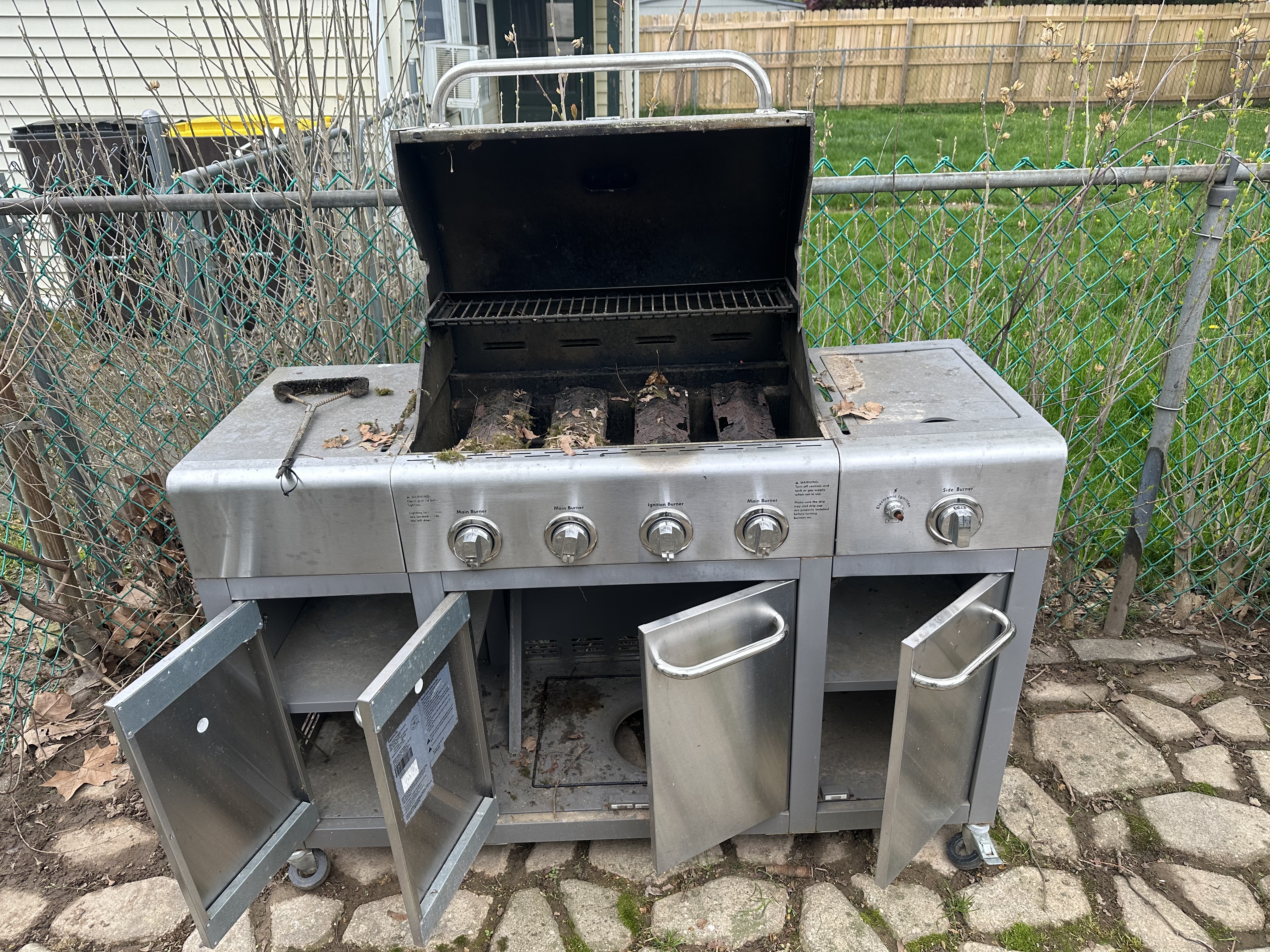 Propane grill before cleaning